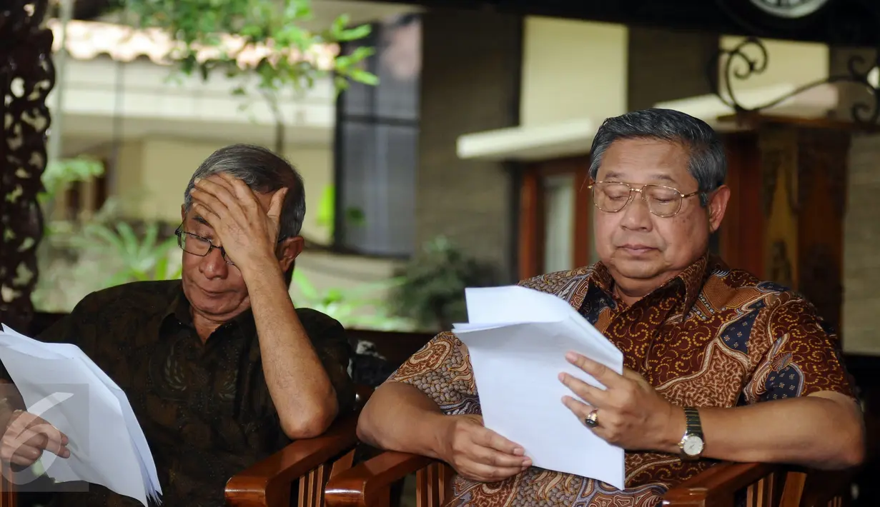 Susilo Bambang Yudhoyono (kanan) bersama Mantan Ka BIN, Syamsir Siregar membaca pernyataan terkait hasil temuan TPF kasus Munir di Cikeas, Kab Bogor, Selasa (25/10). Hasil temuan TPF kasus Munir telah ditindak lanjuti. (Liputan6.com/Helmi Fithriansyah)