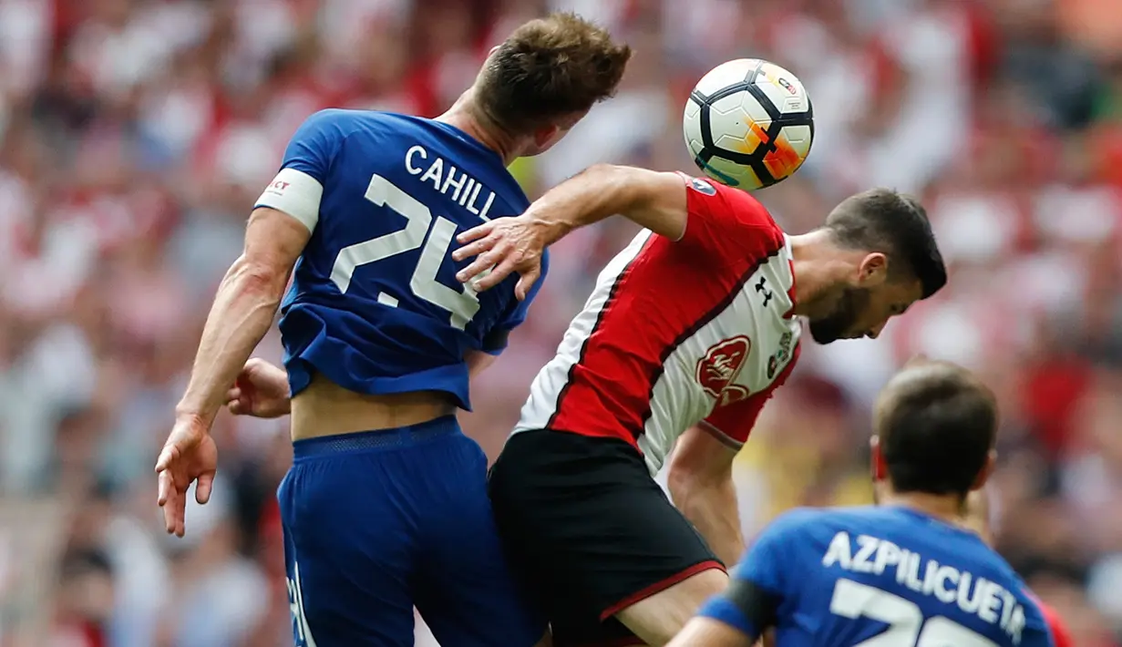 Pemain Chelsea, Gary Cahill berebut bola dengan pemain Southampton, Shane Long pada laga semifinal Piala FA di Stadion Wembley, London, Minggu (22/4). Chelsea lolos final Piala FA setelah menang 2-0 atas Southampton. (AP/Frank Augstein)