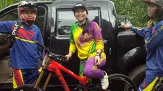 Menurutnya menuruni bukit dengan kecepatan tinggi membuat adrenalinnya semakin terpacu dan ada kebahagiaan tersendiri ketika berhasil menaklukkan trek-trek yang sulit.