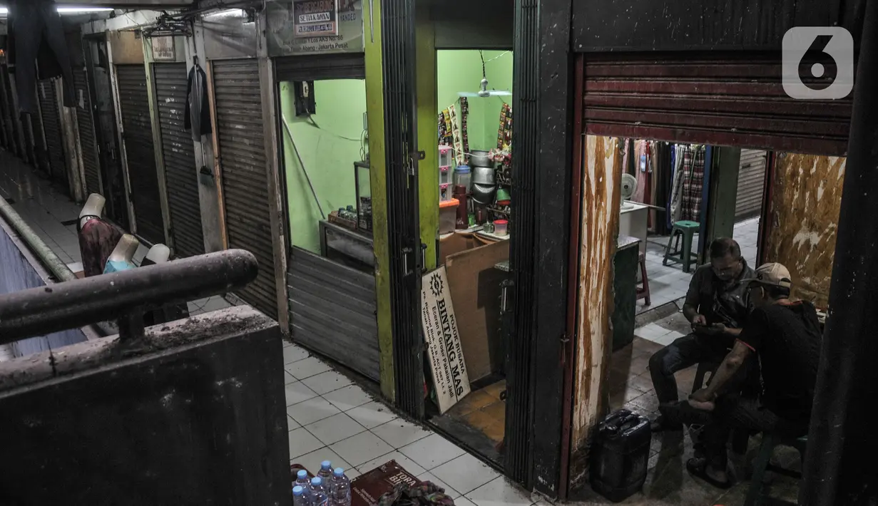 Aktivitas pedagang di Blok G Pasar Tanah Abang, Jakarta, Rabu (30/11/2022). Kala itu Pemprov DKI merenovasi Blok G untuk menampung pedagang kaki lima yang sebelumnya berjualan di Jalan Jati Bunder dan jalan di kawasan Pasar Tanah Abang. Namun, seiring berjalannya waktu Blok G tetap sepi pengunjung, terutama lantai 2 dan 3. (merdeka.com/Iqbal S. Nugroho)