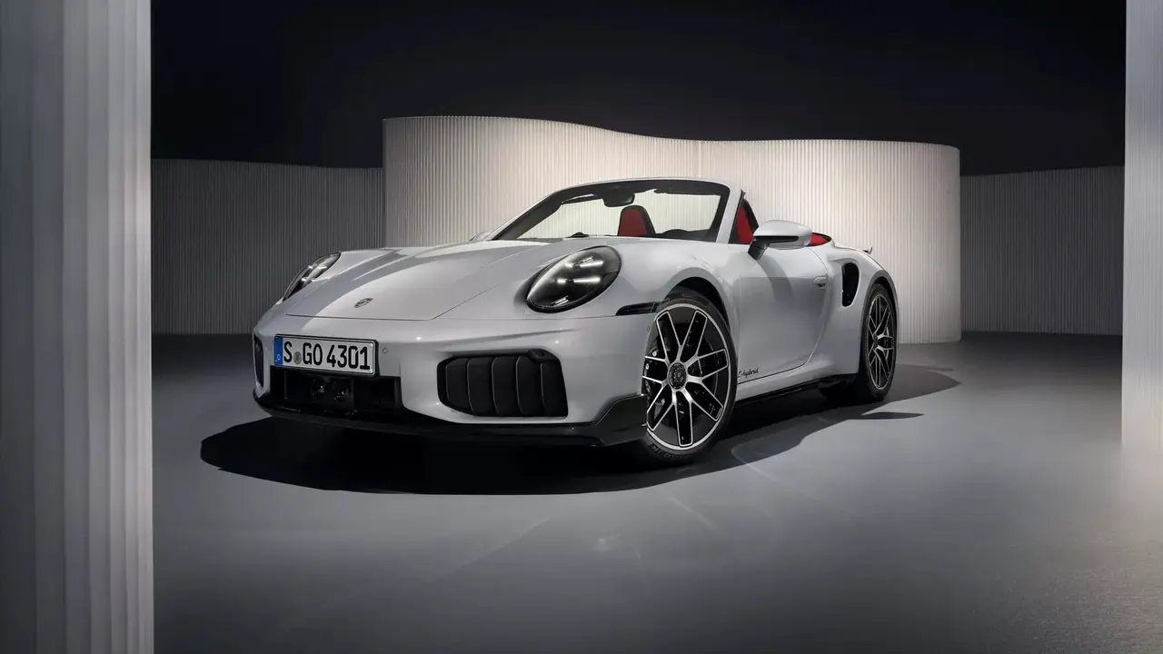 Porsche 911 Turbo S Hybrid menggabungkan mesin 3.6 liter twin-turbo dengan motor listrik bertenaga 701 hp, akselerasi 0-100 km/jam hanya 2,4 detik (Porsche)