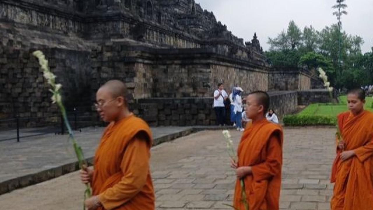 Ribuan Umat Buddha Rayakan Magha Puja di Candi Borobudur