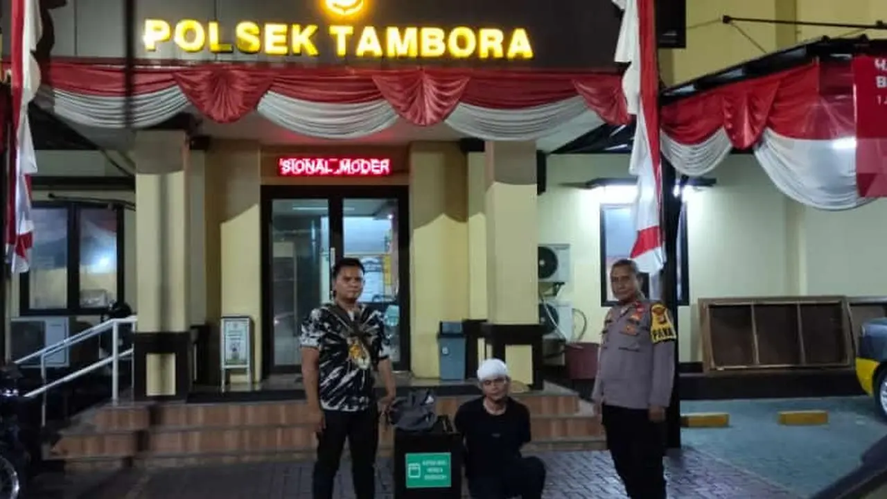 Pelaku pencurian kotak masjid ditahan di Polsek Tambora, Jakarta Barat.