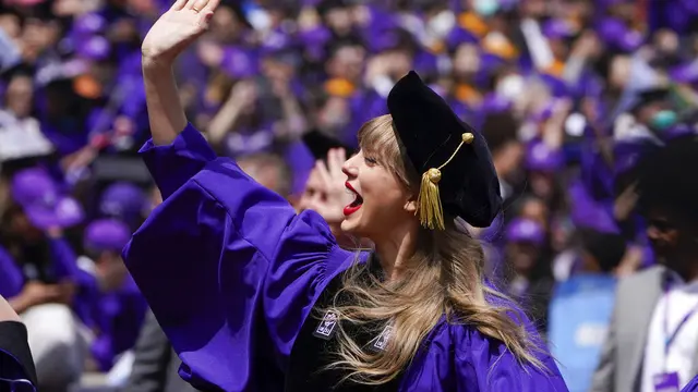 Taylor Swift ikut wisuda di New York University. (AP Photo/Seth Wenig)