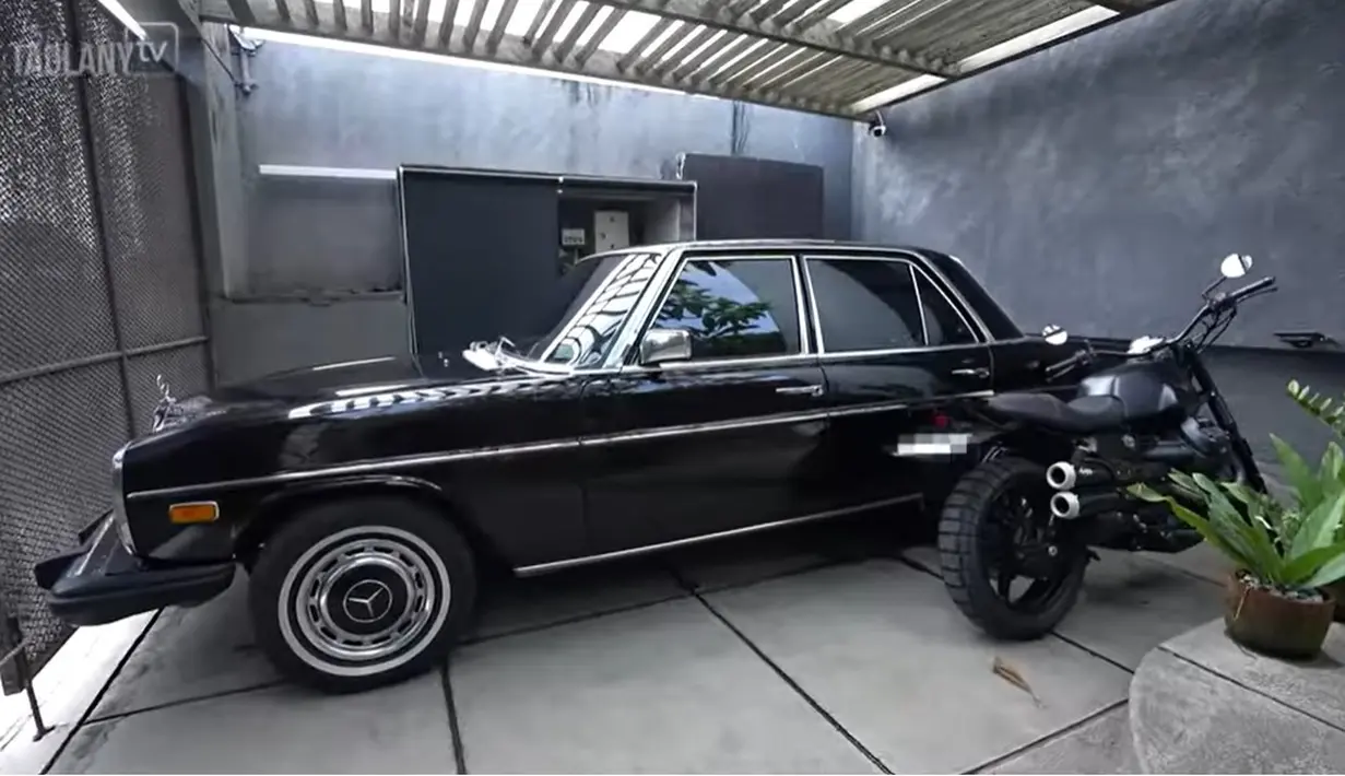 Sedangkan mobil tua tahun 1970-an ini di rumah sebelahnya. Rumah ini digunakan bersama keluarga. Ditto mengaku mobil tersebut sering digunakan oleh sang istri. [Youtube/TAULANY TV]