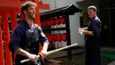 Max Verstappen (kanan) dan Daniel Ricciardo tertawa saat mengenakan pakaian khusus untuk berlatih Kendo di Konnou Dojo, Shibuya, Jepang (4/10/2017). Daniel dan Max saat ini berapa pada peringkat 4 dan 6 klasemen. (Bola.com/dok.redbullracing.com)
