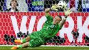 Kiper Inggris, Jordan Pickford menepis bola tendangan pemain Swiss, Manuel Akanji pada babak adu penalti laga perempat final Euro 2024 di Duesseldorf Arena, Duesseldorf, Jerman, Sabtu (06/07/2024). (AP Photo/Frank Augstein)