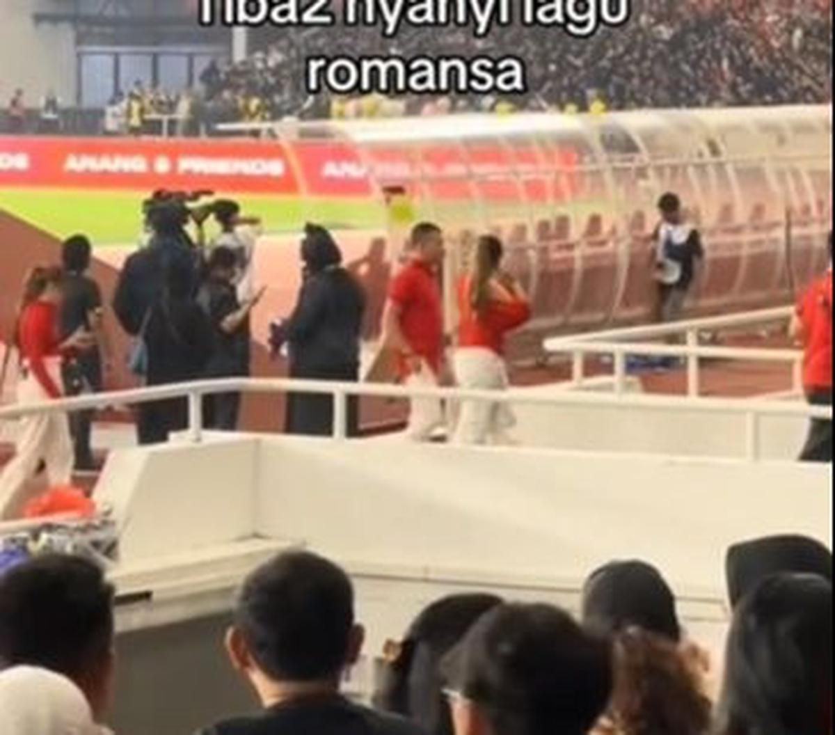 Suara riuh dari penonton akhirnya melampaui suara Anang. Akhirnya, Anang memutuskan untuk meninggalkan panggung bahkan sebelum lagunya selesai. Penampilan Anang and Friends menjadi sorotan negatif dari penonton sepakbola di seluruh Indonesia dan menjadi t