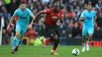 Striker Manchester United, Romelu Lukaku mengiring bola dari kejaran pemain Newcastle United Federico Fernandez saat bertanding pada lanjutan Liga Inggris di stadion Old Trafford (6/10). MU menang tipis atas Newcastle 3-2. (AP Photo/Jon Super)