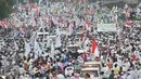 Ribuan massa aksi damai 4 November bergerak menuju Balai Kota dari kawasan Thamrin, Jakarta Pusat, Jumat (4/11). Massa aksi membawa berbagai atribut untuk menuntut proses hukum terhadap Basuki Tjahaja Purnama (Ahok). (Liputan6.com/Angga Yuniar)