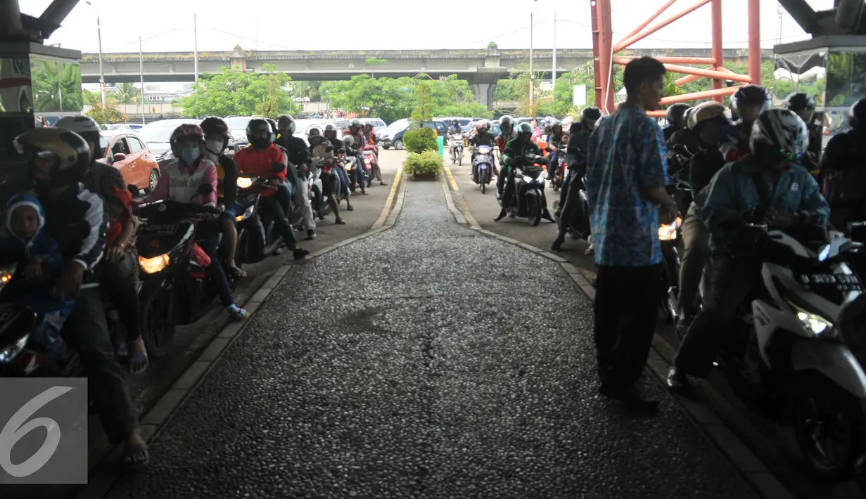 Petugas mengecek tiket masuk di pintu Utama untuk memasuki Taman Impian Jaya Ancol, Jakarta Utara, Jumat (6/5). Libur panjang dimanfaatkan warga Jakarta untuk mengunjungi objek wisata di Kawasan Ancol. (Liputan6.com/Gempur M Surya)