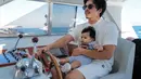 Atta Halilintar sudah mengajari putrinya, Ameena menyetir kapal laut. Ameena serius atau malah deg-degan? (Foto: Instagram/@attahalilintar)