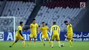 Pemain Song Lam Nghe An melakukan latihan resmi jelang melawan Persija pada laga penyisihan grup H Piala AFC 2018 di Stadion GBK Jakarta, Selasa (13/3). Persija akan menjamu Song Lam Nghe An, Rabu (14/3). (Liputan6.com/Helmi Fithriansyah)