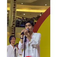 Potret aksi panggung Sheila On 7 di Mal Kota Kasablanka, penampilan perdana setelah 3 tahun vakum. (Sumber: Instagram/sg_jabodetabek)