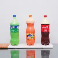 Siapa sangka kalau ternyata botol-botol minuman bersoda ini adalah kue? (Via: 