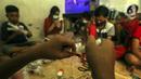Anak-anak membuat serokan ikan cupang di rumah kontrakan Udin, Sukabumi Selatan, Jakarta Barat, Selasa (22/12/2020). Anak-anak yang ikut bekerja membuat serokan ikan cupang diberi uang jajan. (Liputan6.com/Johan Tallo)