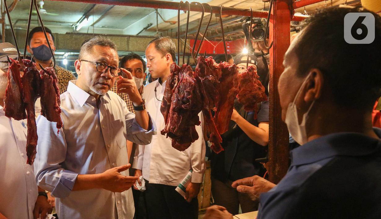 Menteri Perdagangan Zulkifli Hasan berbincang dengan pedagang daging saat meninjau harga bahan pokok di Pasar Cibubur, Jakarta, Kamis (16/6/2022). Kunjungan tersebut dilakukan untuk melihat dan memantau langsung harga bahan pokok guna memastikan harga stabil menjelang Hari Raya Idul Adha 1443 Hijriah. (Liputan6.com/Herman Zakharia)