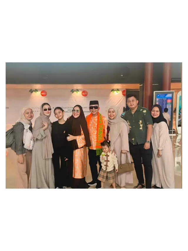 Model Gamis Ayu Ting Ting saat Antar Orang Tua Berangkat Umroh, Simpel Cocok untuk Sehari-harif
