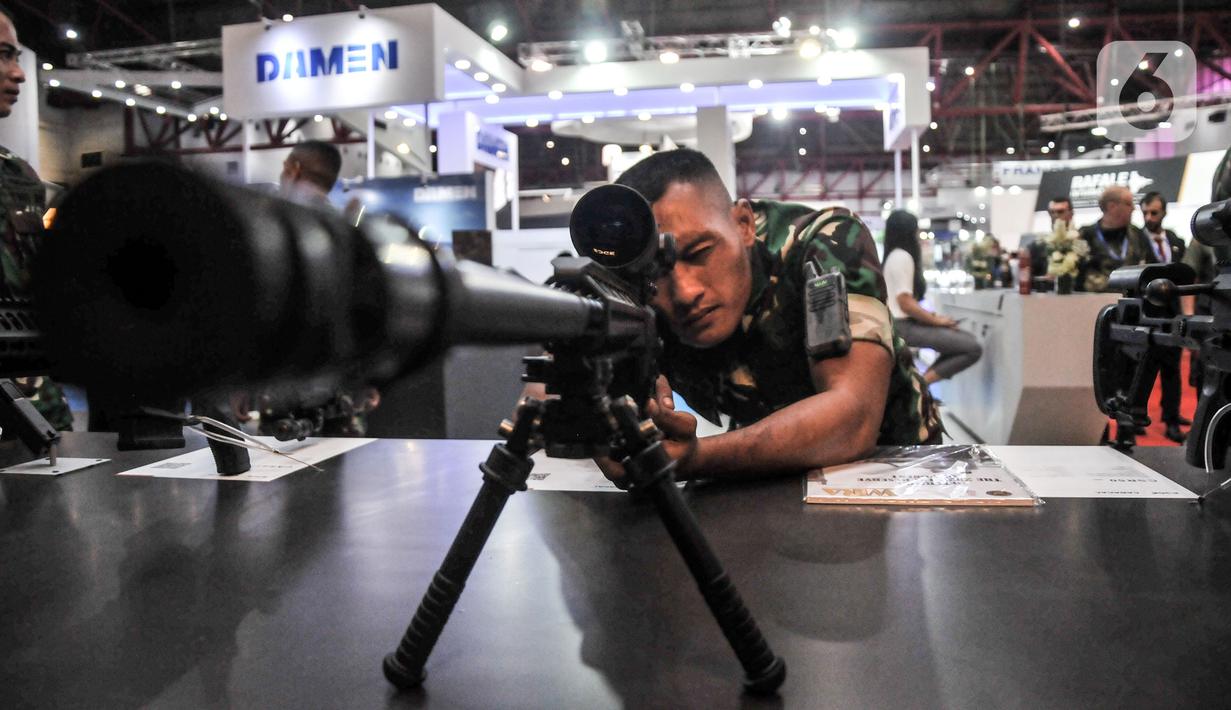 Anggota TNI mencoba senjata yang dipamerkan dalam Indo Defence 2022 Expo & Forum di JIExpo, Kemayoran, Jakarta, Rabu (2/11/2022). Kementerian Pertahanan bersama PT Napindo Media Ashatama menggelar pameran industri pertahanan terbesar se-Asia Tenggara bertemakan “Peace, Prosperity, Strong Defence” yang diikuti 905 perusahaan dari 59 negara dan berlangsung hingga 5 November mendatang. (merdeka.com/Iqbal S. Nugroho)