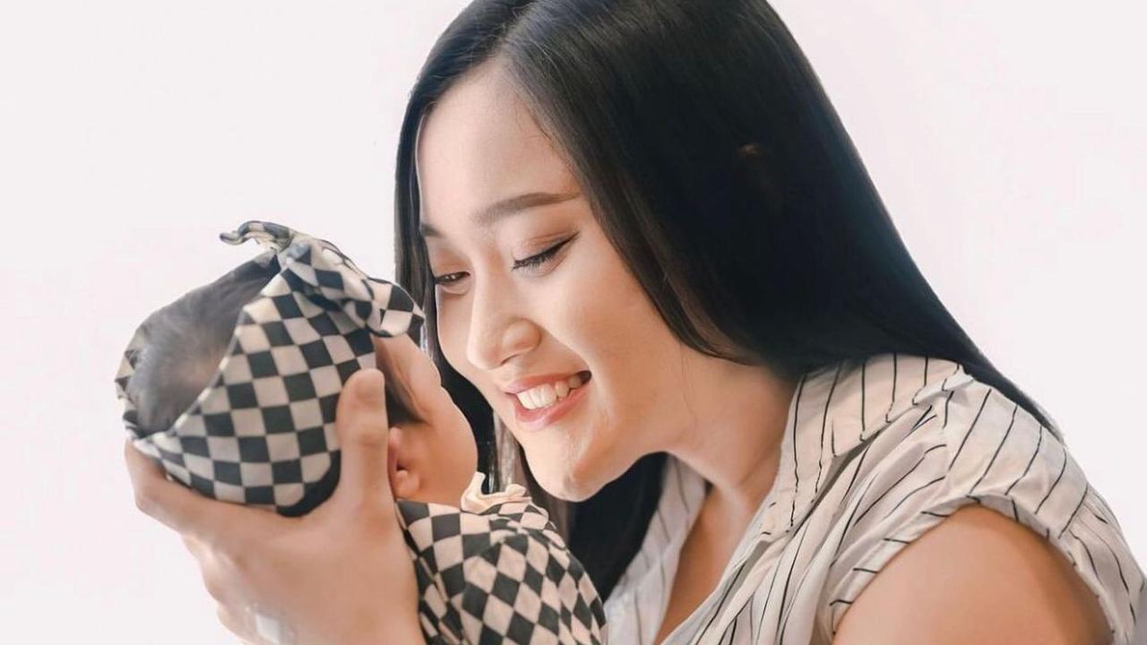 Putri pertama Yeni Inka lahir pada 17 September 2023, memberikan kebahagiaan tiada tara bagi pasangan ini.