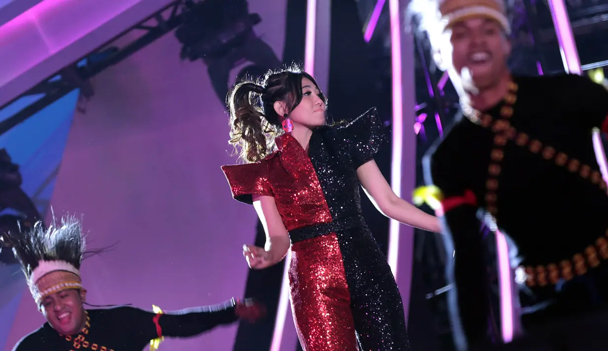 Dua penggemar penyanyi dangdut kerap saling ejek. Ayu Ting Ting dan Via Vallen juga sering kali dibanding-bandingkan. Padahal kedua penyanyi tersebut berhubungan baik. Dan mengaku tidak ada masalah satu sama lain. (Deki Prayoga/Bintang.com)