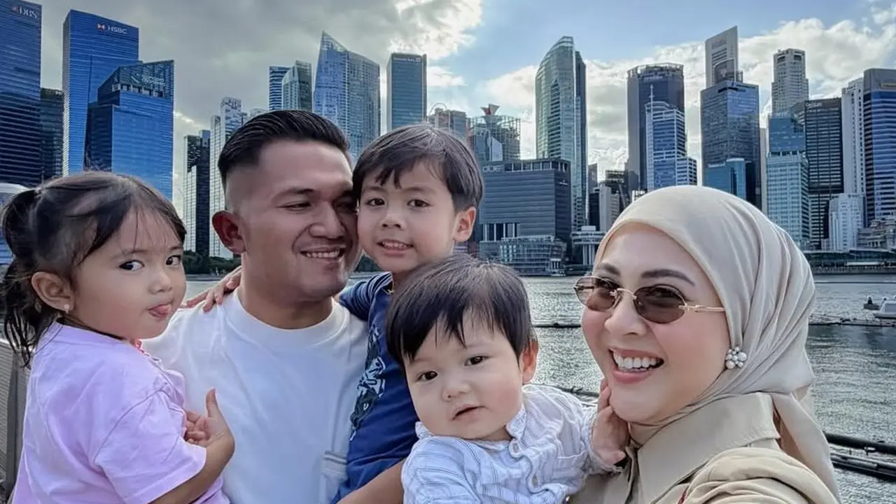 Kesha Ratuliu liburan ke Singapura bersama ketiga anaknya. [@kesharatuliu05]