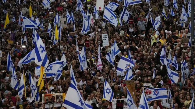 Warga Israel berdemonstrasi pada Minggu (1/9/2024) di Tel Aviv untuk menuntut gencatan senjata segera atas perang di Jalur Gaza. (Dok. AP Photo/Ariel Schalit)