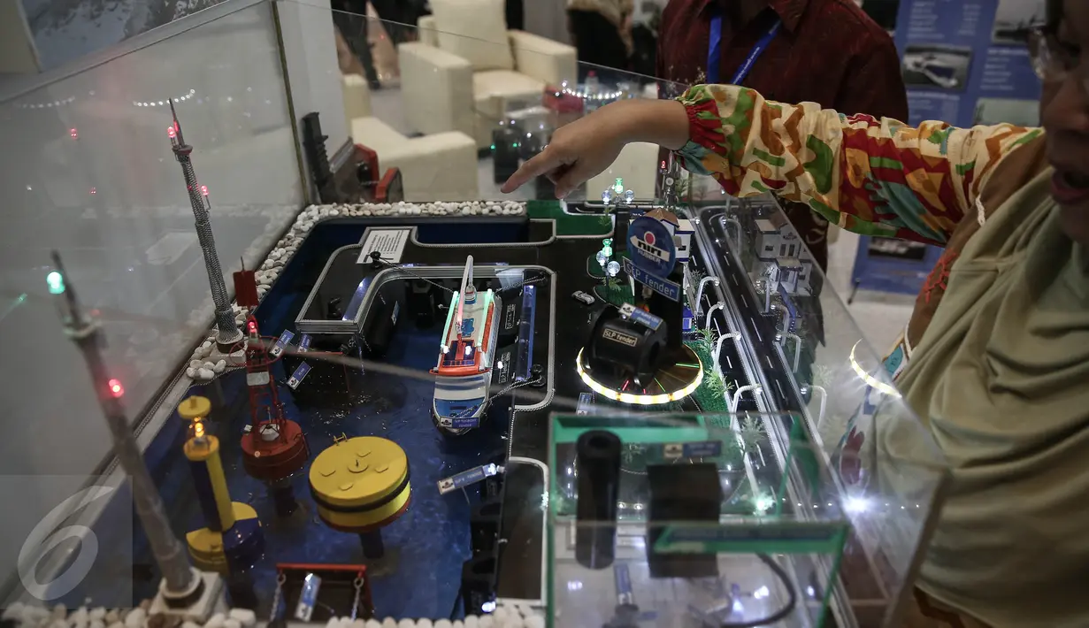 Replika dermaga yang dipamerkan dalam pameran INAMARINE 2016 di JiExpo Kemayoran Jakarta, Rabu (18/5). Ini merupakan pameran maritim berskala internasional dan terbesar di Indonesia. (Liputan6.com/Faizal Fanani)