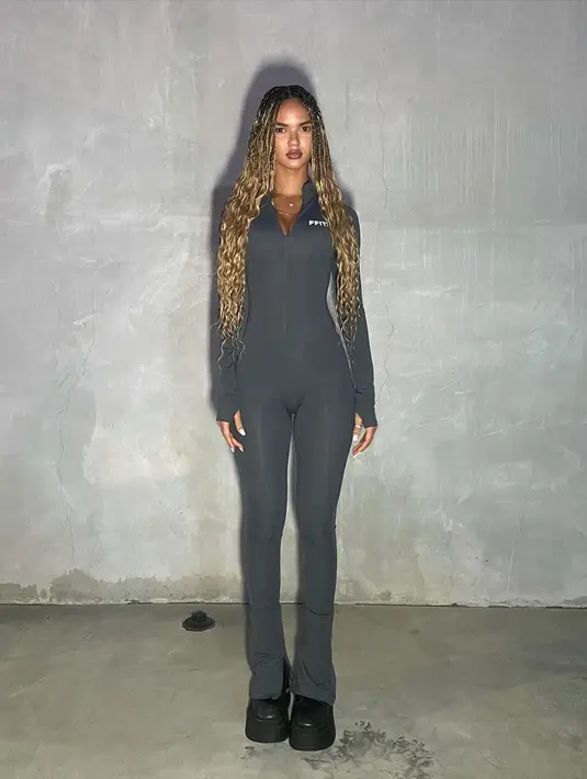 Sama seperti Kim Kardashian, Juliana Nalu juga gemar memakai jumpsuit pas badan warna hitam (IG @juliananalu)