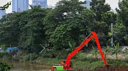 Pengerukan untuk mencegah pendangkalan akibat endapan lumpur. (Liputan6.com/Angga Yuniar)