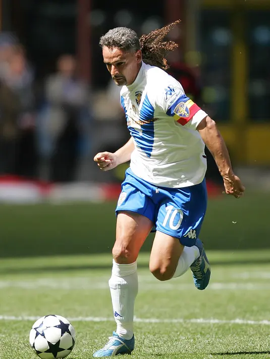 7. Roberto Baggio (Brescia) - Meski hanya empat musim membela Brescia, namun itu sudah cukup untuk klub memutuskan memensiunkan nomor 10 untuk Si Kuncir. Bersama sang legenda, Brescia berhasil meraih kesuksesan. (AFP/Carlo Baroncini)