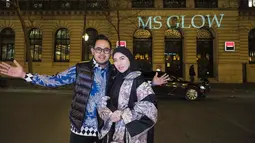 Bahkan saat berangkat ke Paris untuk hadiri Fashion Show, pasangan yang dijuluki Crazy Rich Malang ini tampil serasi dengan outfit bermotif mirip batik. (Liputan6.com/IG/@juragan_99)