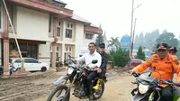 Tinjau Lokasi Bencana, Wamendagri Bima Pastikan Dukungan Tanggap Darurat Banjir Bandang Solok
