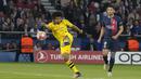 Striker Borussia Dortmund, Karim Adeyemi (kiri) melepaskan tendangan ke gawang PSG pada laga leg kedua semifinal Liga Champions 2023/2024 di Parc des Princes Stadium, Paris, Rabu (7/5/2024). (AP Photo/Frank Augstein)