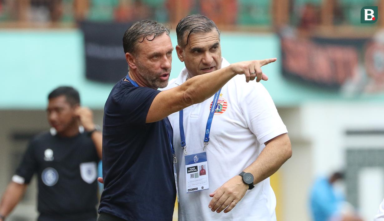 <p>Pelatih Persija Jakarta, Thomas Jens Uwe Doll memberikan instruksi dari pinggir lapangan saat pertandingan lanjutan pekan ke-25 BRI Liga 1 2022/2023 melawan Bhayangkara FC yang berlangsung di Stadion Wibawa Mukti, Cikarang, Jawa Barat, Kamis (16/2/2023). (Bola.com/Ikhwan Yanuar)</p>