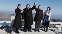 Presiden Korea Selatan Moon Jae-in (dua kanan) dan sang istri Kim Jung-sook (kanan) foto bersama Pemimpin Korea Utara Kim Jong-un (dua kiri) dan sang istri Ri Sol Ju (kiri) di Gunung Paektu, Korea Utara, Kamis (20/9). (Pyongyang Press Corps Pool via AP)