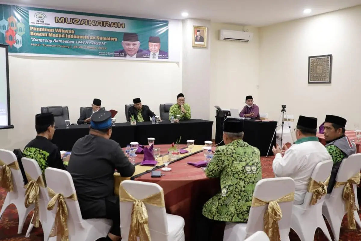 Dewan Masjid Indonesia (DMI) se-Sumatera gelar kegiatan Muzakarah dalam rangka menyongsong Ramadhan 1444H yang dihadiri oleh sembilan pengurus wilayah (PW) DMI se-Sumatera di Truntum Padang Hotel (Istimewa)