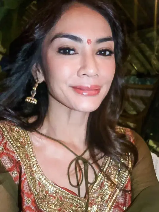 Untuk hadirkan kesan fresh, aplikasi lipstik glossy memberikan efek signifikan pada tampilannya. [Foto: Instagram/ Masayu Anastasia]