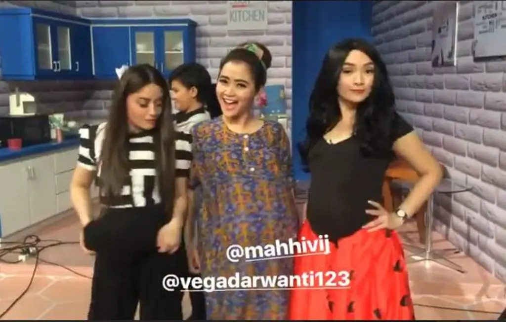 Zaskia Gotik hamil bareng Vega Darwanti, dan aktris India (Foto: Instagram)