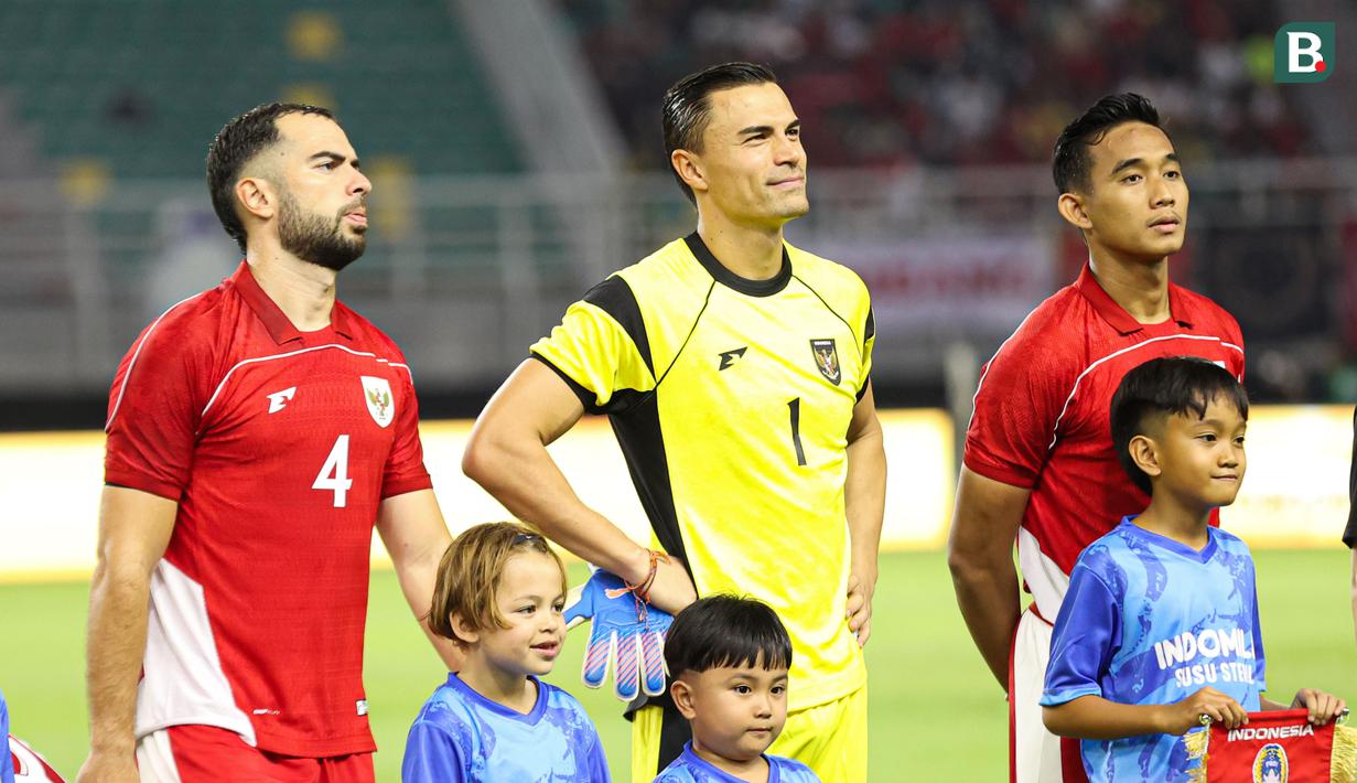 Pemain Timnas Indonesia, Jordi Amat (kiri), Emil Audero (tengah), dan Rizky Ridho (kanan) saat memasuki lapangan pertandingan dalam laga FIFA Matchday melawan Chinese Taipei di Stadion Gelora Bung Tomo (GBT), Surabaya, Jumat (05/08/2025). (Bola.com/Abdul Aziz)