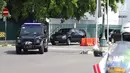 Iring-iringan mobil yang membawa Barack Obama dan keluarganya meninggalkan Hotel Mandarin Oriental menuju Bandara Halim Perdanakusuma, Jakarta, Minggu (2/7). Dari Indonesia, Obama akan terbang menuju Seoul di Korea Selatan. (Liputan6.com/Angga Yuniar)