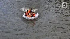 Petugas UPK Badan Air Provinsi DKI Jakarta melakukan ujicoba ketahanan dan kesimbangan perahu yang terbuat dari botol plastik bekas di aliran Kanal Banjir Timur (KBT), Jakarta, Selasa (5/3/2024). (merdeka.com/Imam Buhori)