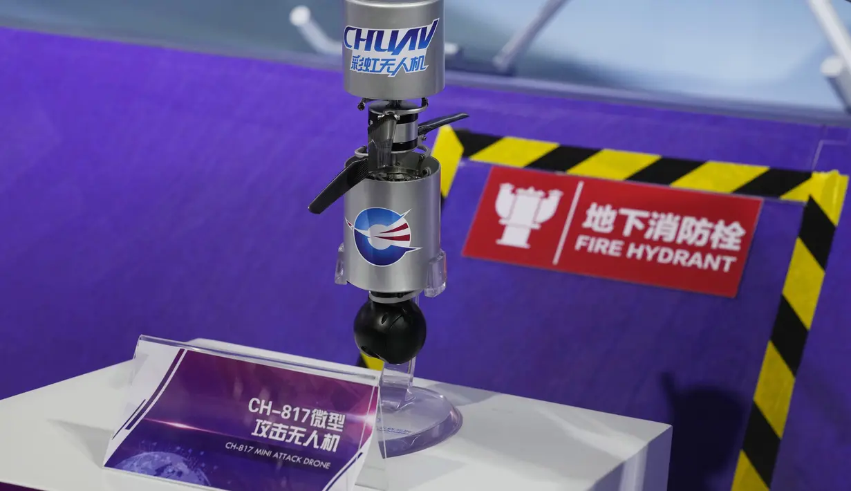 Drone mini-serangan, CH-817, yang diproduksi China Academy of Aerospace Science ditampilkan selama Pameran Airshow China 2021 di Zhuhai di provinsi Guangdong, China (38/9/2021). Drone 800 gram (28 ons) dapat digunakan tentara atau dilepaskan dari drone yang lebih besar. (AP Photo/Ng Han Guan)