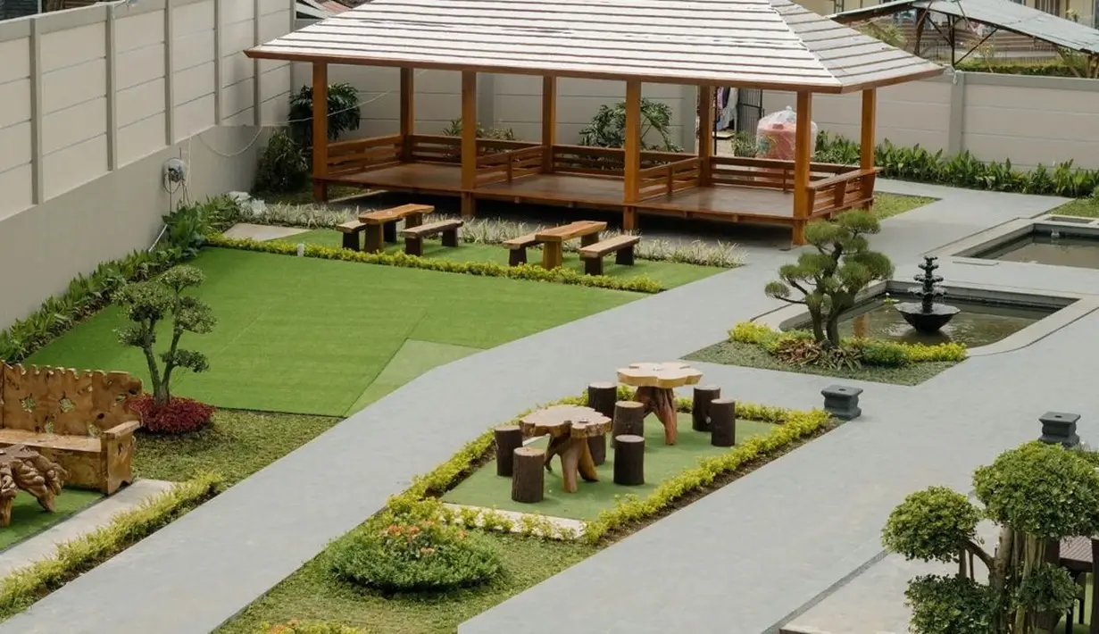 Terdapat gazebo, taman dan kolam yang memanjakan mata sembari menyantap hidangan. [Instagram @rm.sangkanhurip]