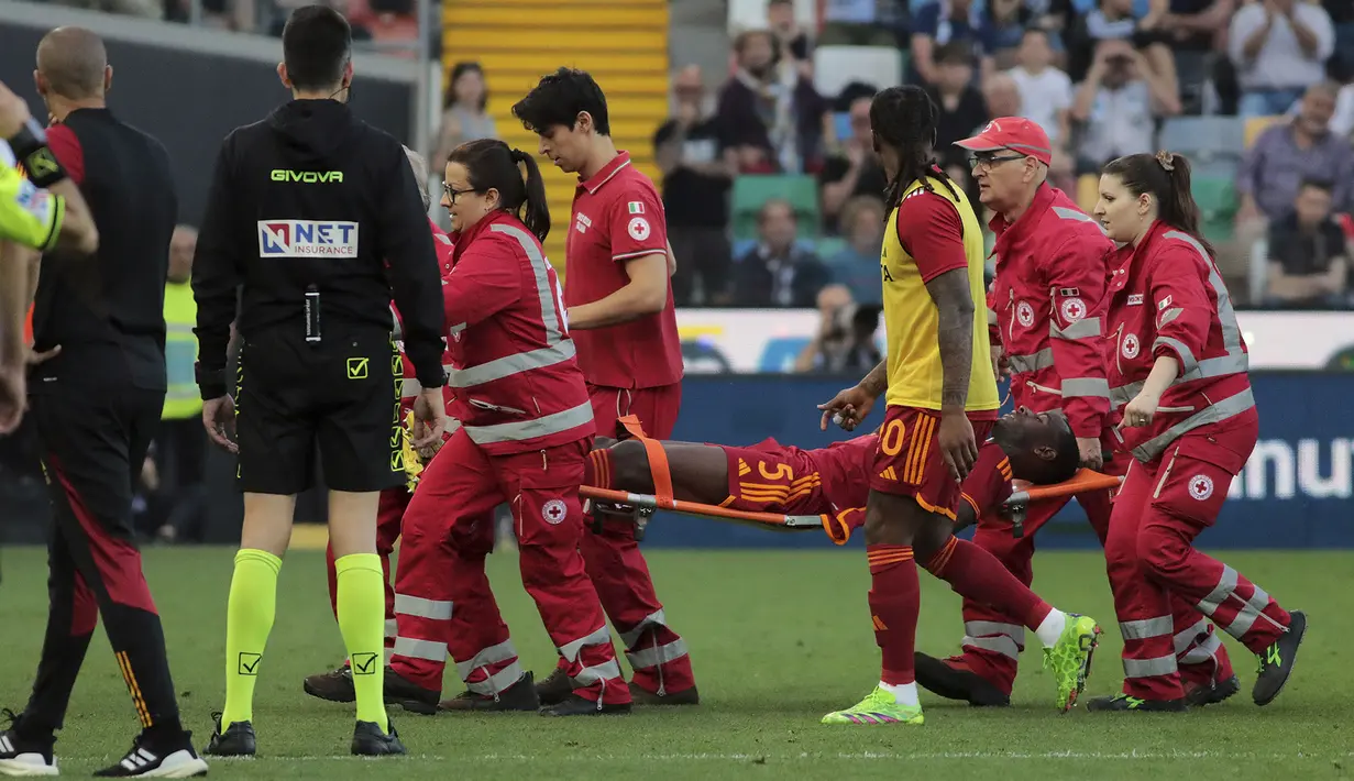 Saat digotong, Evan Ndicka memberikan isyarat kepada sang pelatih, Danielle De Rossi bahwa dirinya baik-baik saja. (AP Photo/LaPresse/Andrea Bressanutti)