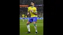 Berbeda dari rekan-rekannya, Lucas Paqueta dengan percaya diri berjoget sendiri setelah mencetak gol keempat Brasil pada menit ke-36. Ia asik bergoyang di pojok lapangan. (AP/Manu Fernandez)