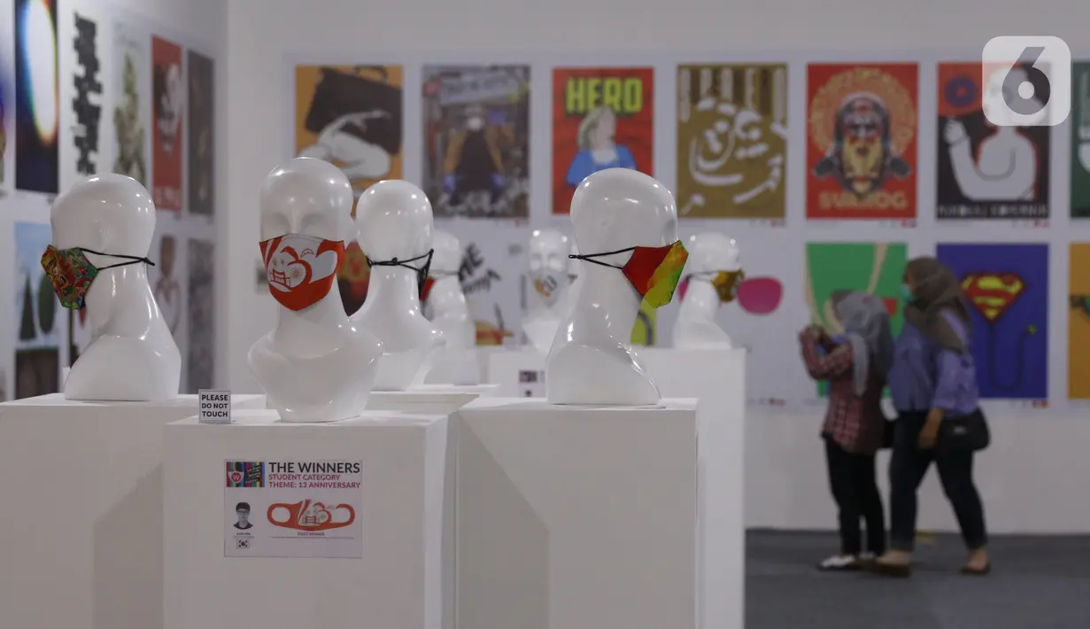 Pengunjung melihat pameran desain masker unik di Summarecon Mall Serpong, Tangerang, Minggu (1/11/2020). Pameran tersebut berlangsung hingga 20 november. (Liputan6.com/Angga Yuniar)