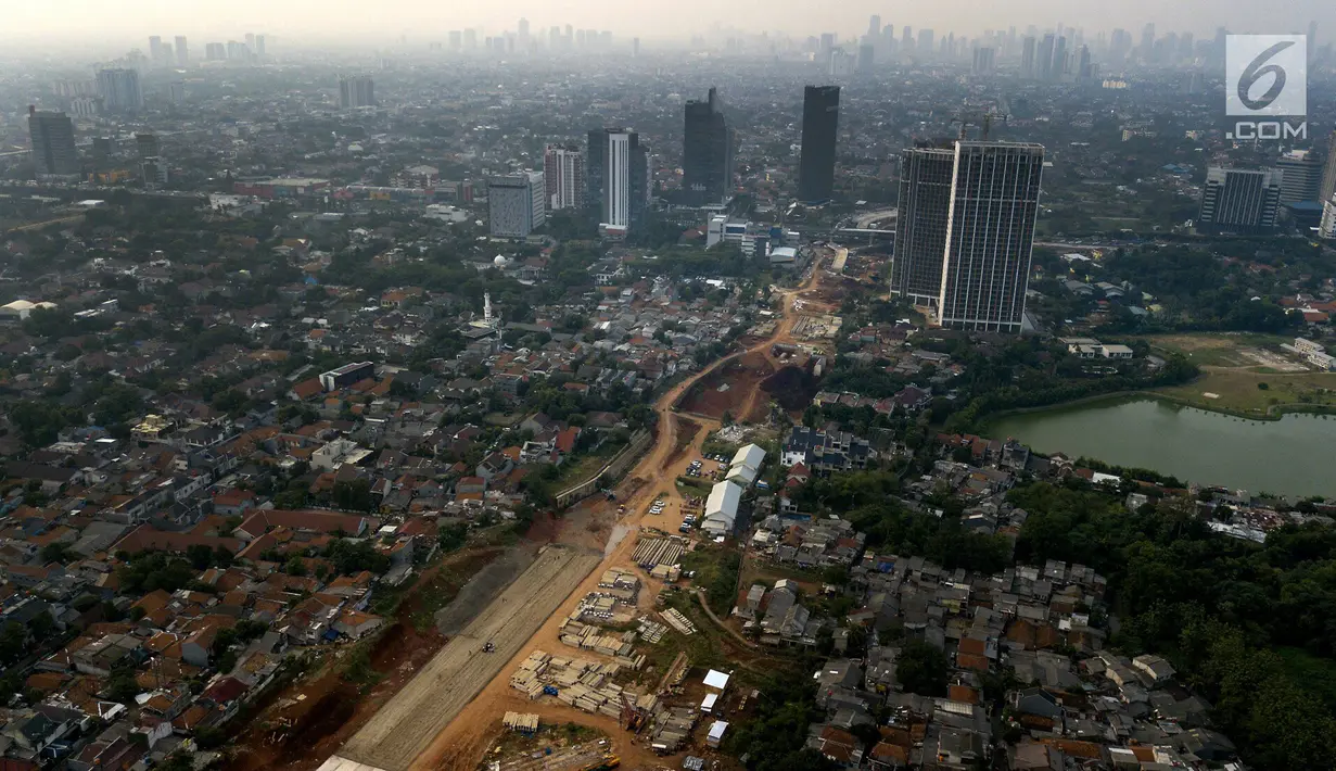 Suasana pembangunan tol Depok - Antasari saat di foto dari udara di Jakarta, Senin (4/9). Proyek jalan tol Depok-Antasari Seksi I direncanakan bakal beroperasi Oktober tahun ini. (Liputan6.com/Angga Yuniar)