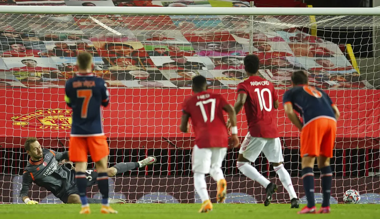 Pemain Manchester United Marcus Rashford mencetak gol ke gawang Istanbul Basaksehir pada pertandingan Grup H Liga Champions di Old Trafford, Manchester, Inggris, Selasa (24/11/2020). Manchester United memuncaki Grup H usai menang 4-1 atas Istanbul Basaksehir. (AP Photo/Dave Thompson)