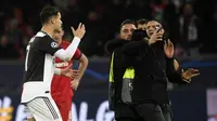 Reaksi Cristiano Ronaldo ketika ada penyusup yang hendak berfoto selfie dengannya setelah laga Juventus kontra Bayer Leverkusen, Kamis (12/12/2019), di Stadion BayArena. (AFP/Ina Fasbennder)